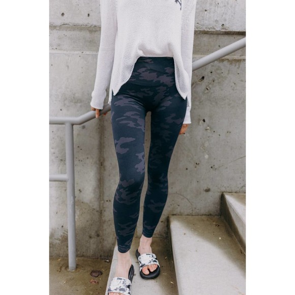 SPANX Leggings Medium Black Camo Print High Rise Seamless Look at Me Now - Picture 1 of 12